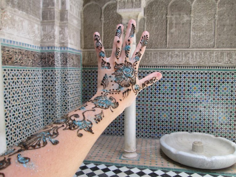 Tatuaje de henna en Fez, Marruecos