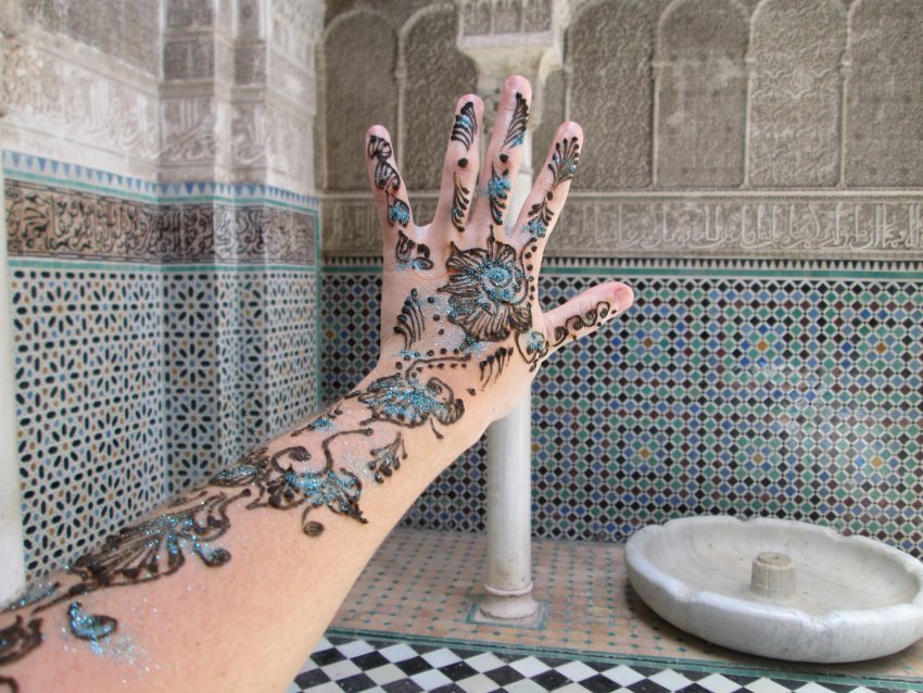 Tatuaje de henna en Fez, Marruecos