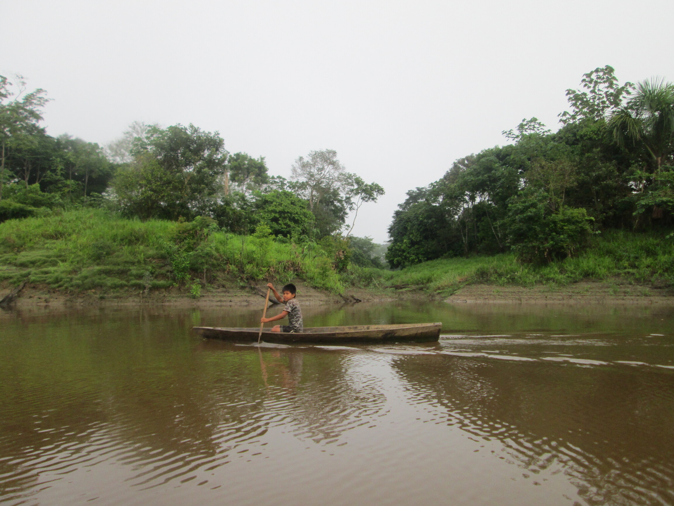 Un niño en un cayuco en el Amazonas