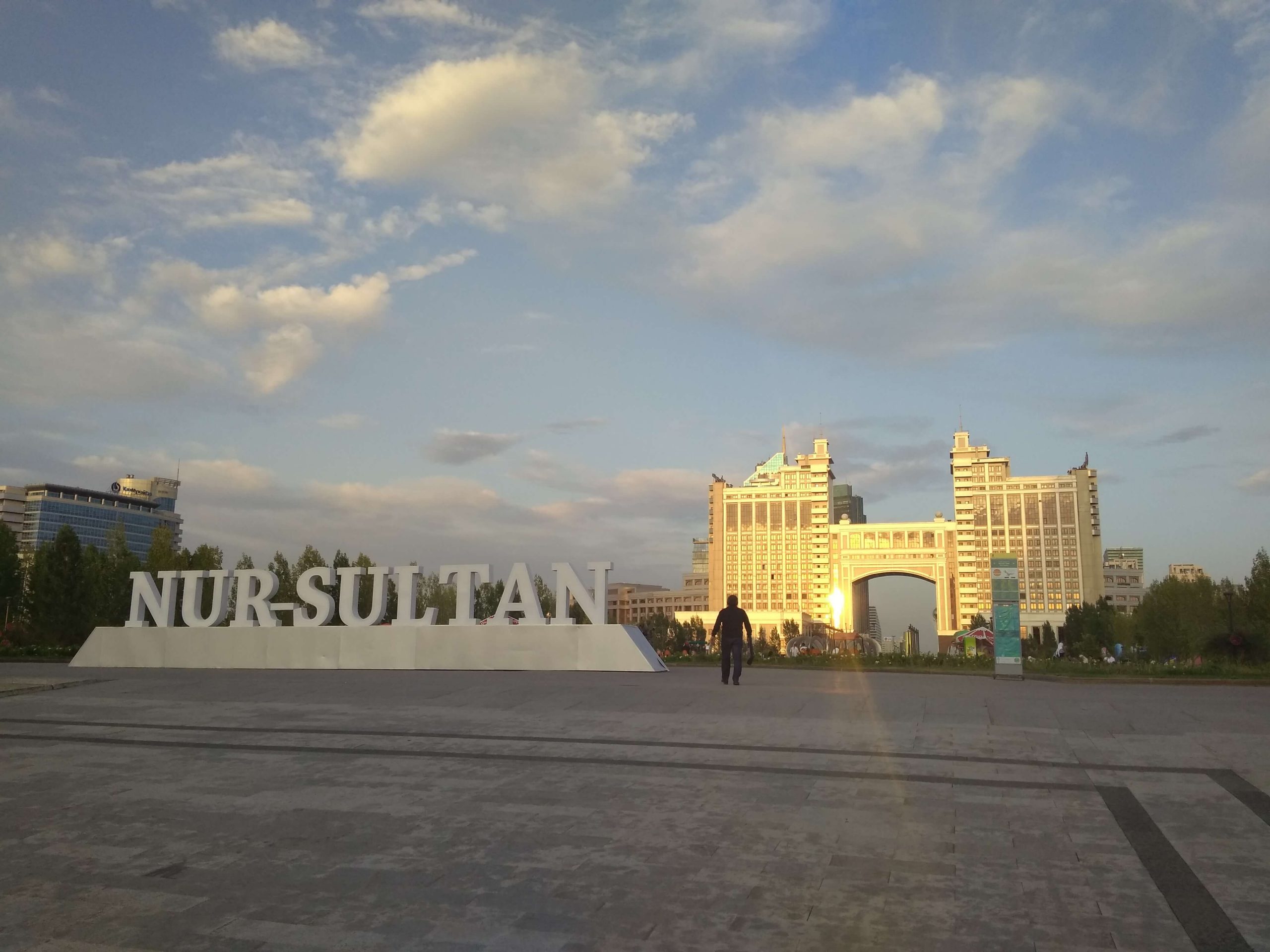 Letrero de Nursultán, capital de Kazajistán