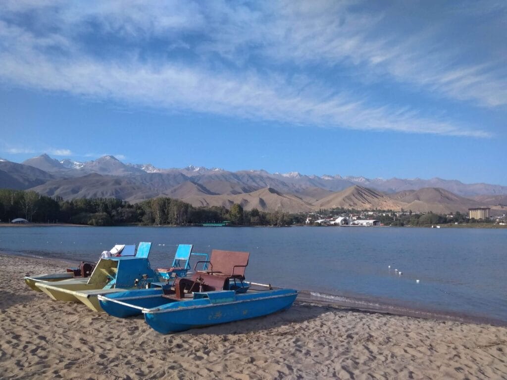 Recorriendo el lago Issyk-Kul, el más grande de Kirguistán (I parte) 1 Barcas en el lago Issyk Kul de Kirguistan scaled 1