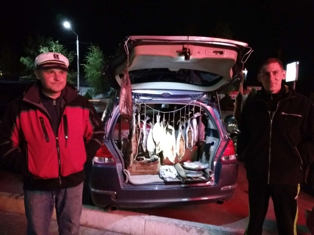 Recorriendo el lago Issyk-Kul, el más grande de Kirguistán (I parte) 5 Dos vendedores de pescado en el lago Issyk-Kul