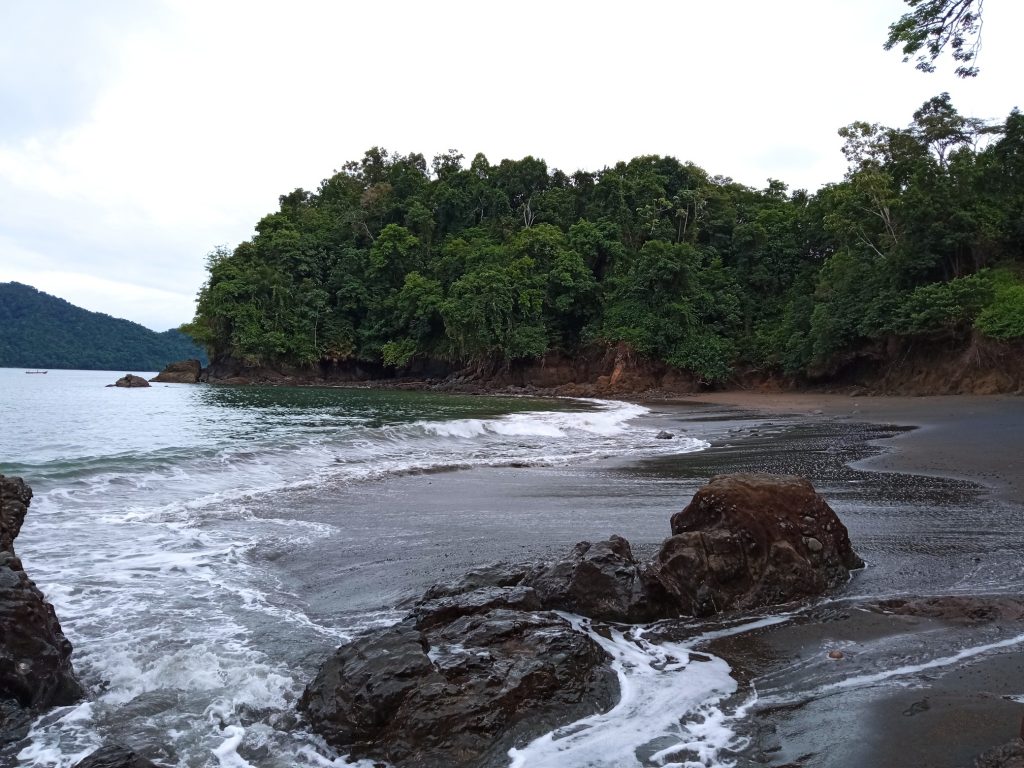 El camino hasta Mecana desde Bahía Solano, por playas y rocas