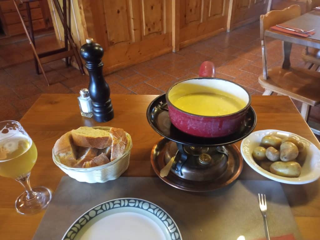 La fondue es el plato suizo más típico